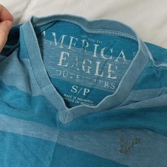 American eagle V neck - Picture 2 of 3